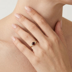 Bague élégante en or avec grenat et zircon cubique