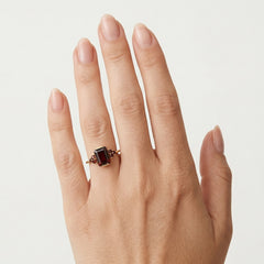 Elegantes Granat-Ring-Duo in Gelbgold