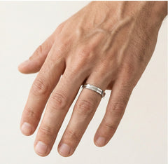 Klasický snubní prsten z bílého zlata