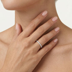 Jednoduchý prsten z bílého zlata s diamanty