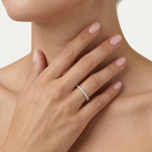 Jednoduchý prsten z bílého zlata s diamanty