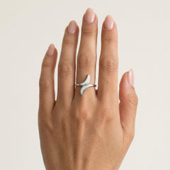 Anillo de plata con ópalo blanco retorcido.