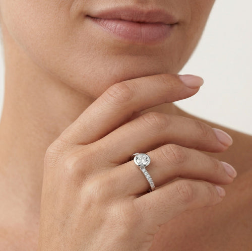 Prsten z bílého zlata se zirkon