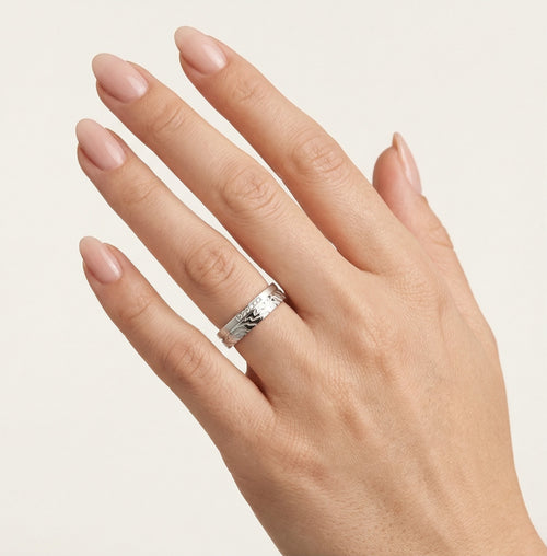 Snubní prsten z bílého zlata s jedinečným designem