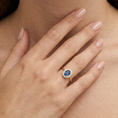 Zlatý prsten s oválným syntetickým safírem
