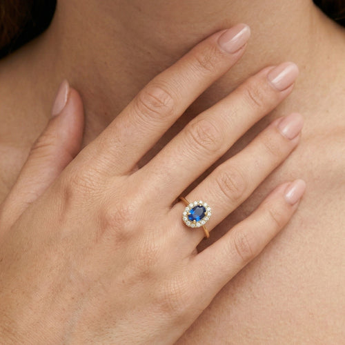 Zlatý prsten s oválným syntetickým safírem