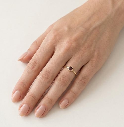 Bague chic pour femme avec grenat rond taillé à degrés fins