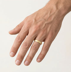 Bague de mariage en or jaune mat avec détail de ligne