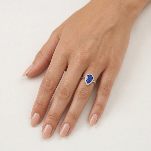 Ring aus Sterlingsilber mit tropfenförmigem Saphir und runden Zirkonia