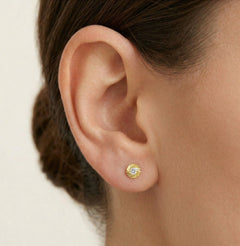 Boucles d’oreilles clous étincelantes en or luminescent