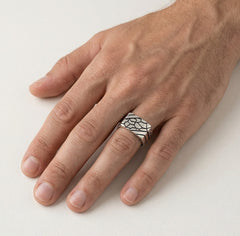 Stříbrný pánský prsten s liniovou  úpravou