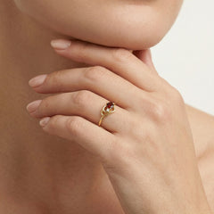 Anillo de corazón con granate y circonita cúbica