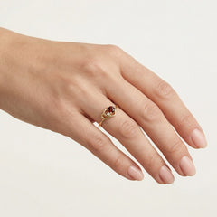 Anillo de corazón con granate y circonita cúbica