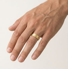 Bague de mariage en or jaune avec détail de ligne gravée