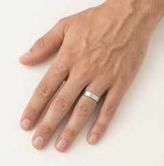 Anillo de boda solitario de oro blanco con líneas