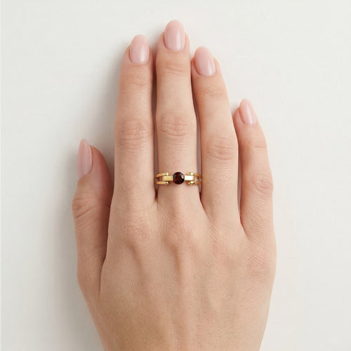 Elegantní kulatý zlatý prsten s granátem