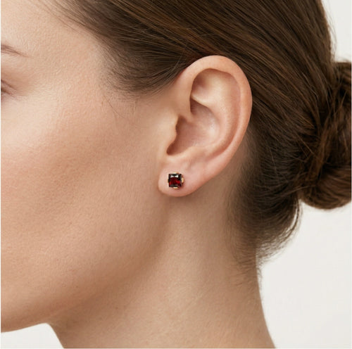 Boucles d’oreilles clous en or avec grenat taille princesse
