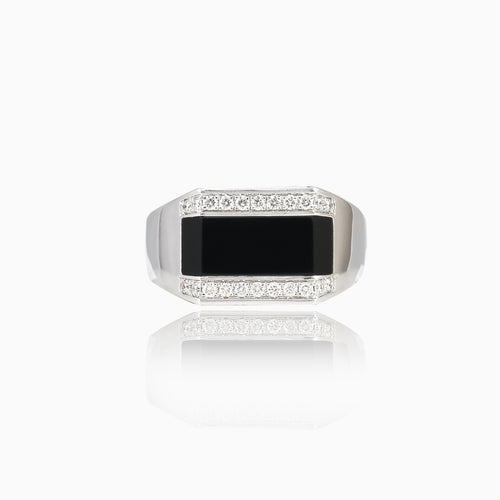 White gold ring with Onyx and diamonds