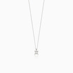 Collier délicat avec un diamant solitaire