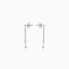 Pendientes de oro blanco con bolas colgantes.