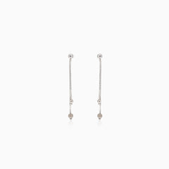 Pendientes de oro blanco con bolas colgantes.