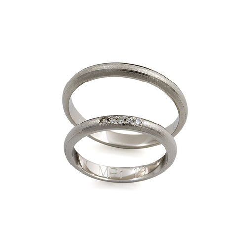 Platinový snubní prsten s matným povrchem