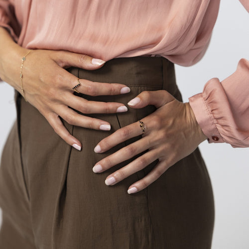 Elegantní granátový prsten se smíšenými broušenými kameny