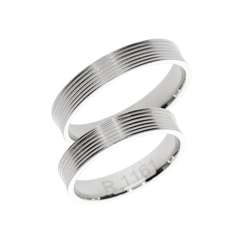 Bague de mariage en or blanc avec des lignes finement polies.