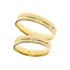 Bague de mariage solitaire en or jaune avec ligne gravée.