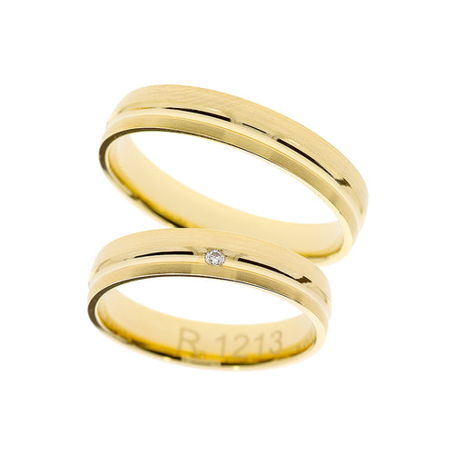 Bague de mariage solitaire en or jaune avec ligne gravée.