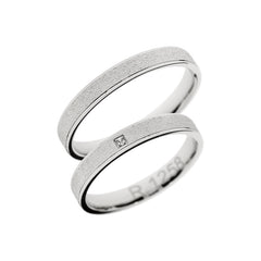 Bague de mariage en or blanc avec finition mate.