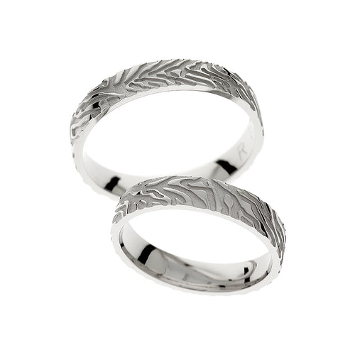 Alliance moderne en or blanc avec lignes gravées