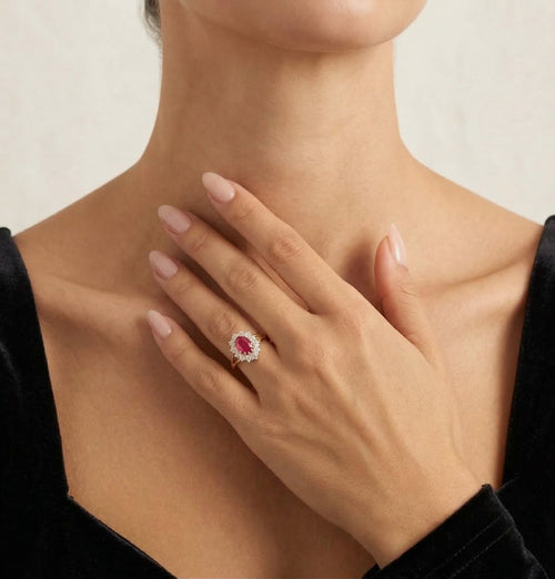 Prsten ze žlutého zlata s lesklými kubickými zirkony a oválným rubínem