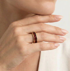 Channeling Eleganz: Cluster-Ring mit 7 Granaten im Radiant-Schliff