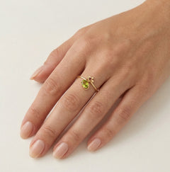 Bague en or avec moldavite ovale, accents floraux et grenats