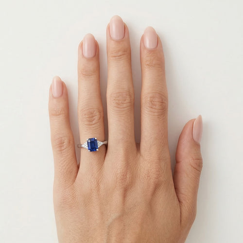 Stylový prsten z bílého zlata se safírem a diamanty