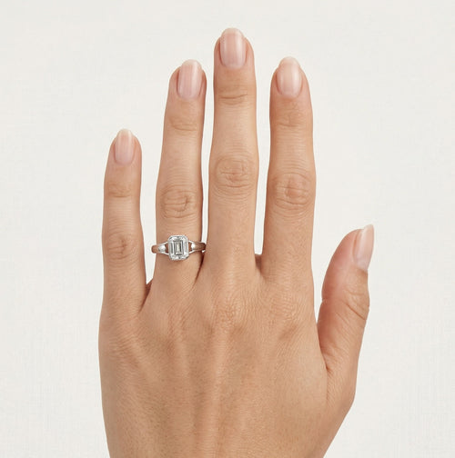 Bague en argent élégante avec taille émeraude.