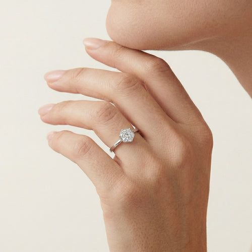 Anillo de plata con diseño hexagonal