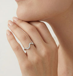 Bague en argent avec design vague et zirconiums cubiques