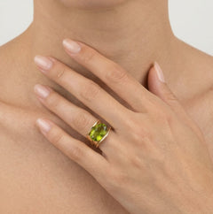 Bague élégante en or 14 carats avec moldavite