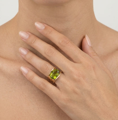 Bague élégante en or 14 carats avec moldavite