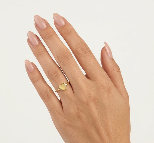 Heartfelt charm in a yellow gold ring