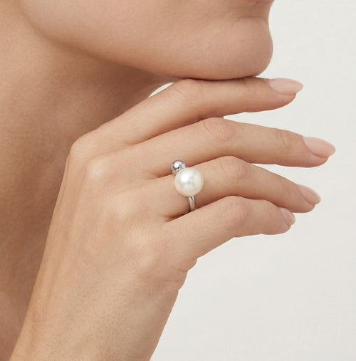 Women silver ring with white pearl
