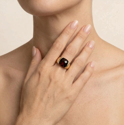 Classic gentlemen garnet gold ring