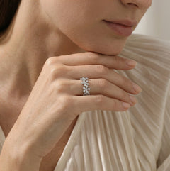 Elegantní stříbrný prsten s kubickými zirkony v květinovém designu