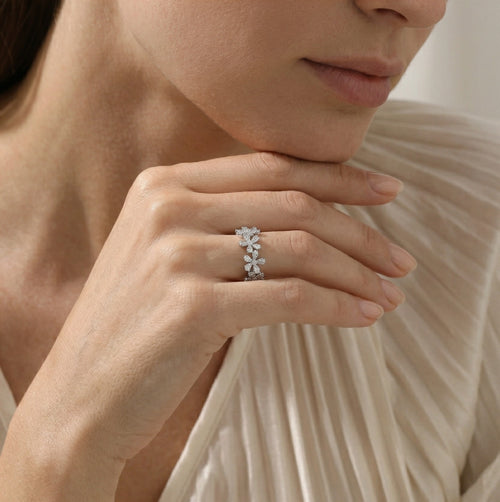 Elegantní stříbrný prsten s kubickými zirkony v květinovém designu