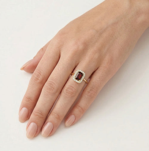 Anillo de mujer de oro con granate real y circonita cúbica