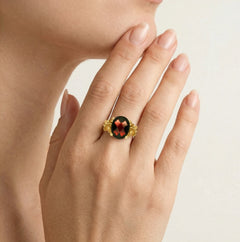 Prsten ze zlata s oválným granátem