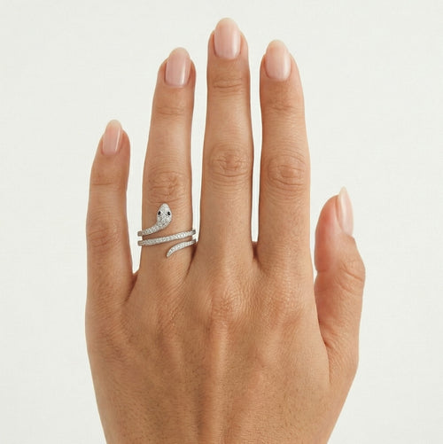 Dámský stříbrný prsten s kubickými zirkony a syntetickým safírem s hadím vzorem