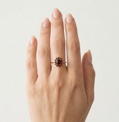 Květinový zlatý prsten s granátem